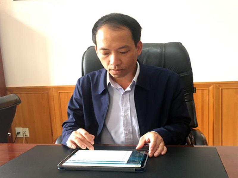 Phó Bí thư Huyện ủy, Chủ tịch UBND huyện Lạc Dương Sử Thanh Hoài thực hiện chữ ký số điện tử qua hệ thống quản lý văn bản và điều hành VNPT-Ioffice