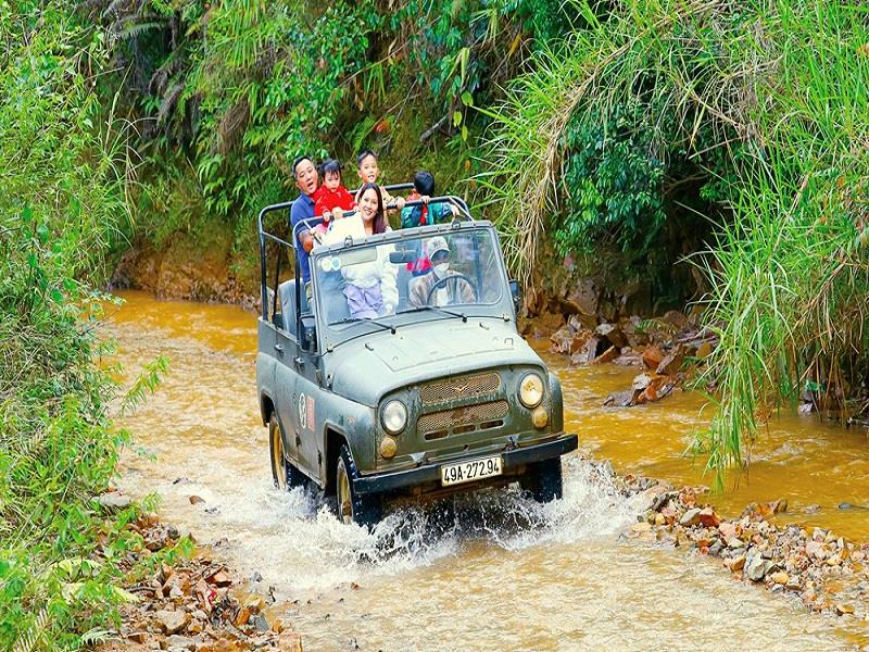 Du khách thích thú tận hưởng cảm giác mạo hiểm khi “cưỡi” xe jeep vượt suối