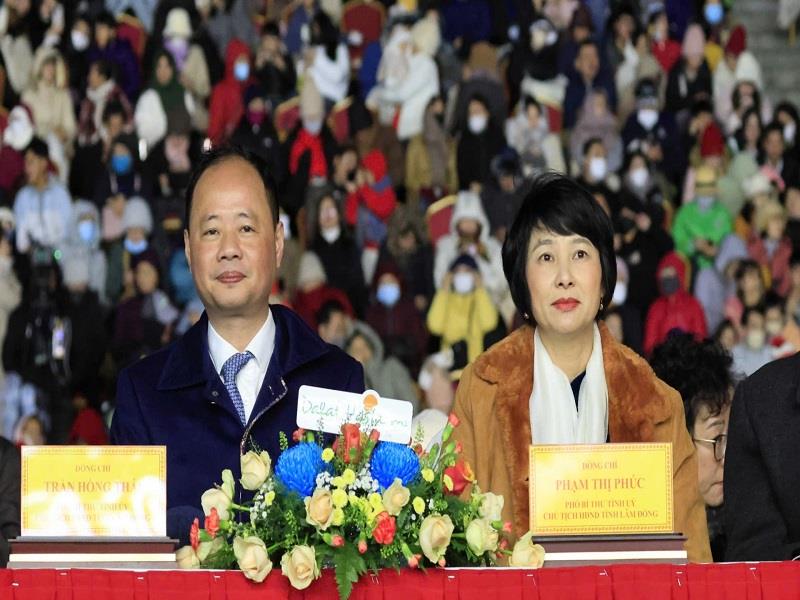 Đồng chí Phạm Thị Phúc - Phó Bí thư Tỉnh ủy, Chủ tịch HĐND tỉnh và đồng chí Trần Hồng Thái - Phó Bí thư Tỉnh ủy, Chủ tịch UBND tỉnh dự Lễ bế mạc