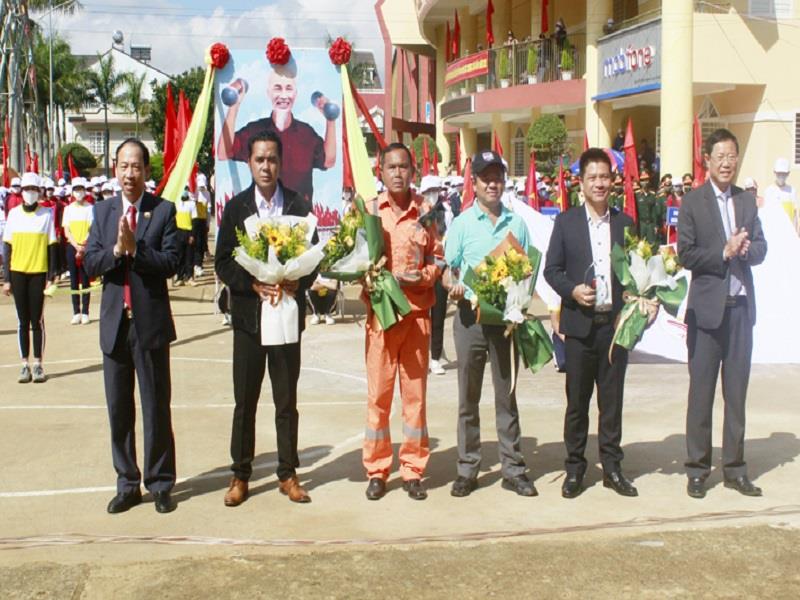 Đồng chí Phạm Triều - Bí thư Huyện ủy, Chủ tịch HĐND huyện Lạc Dương và đồng chí Sử Thanh Hoài  Chủ tịch UBND huyện tặng hoa cảm ơn các nhà tài trợ