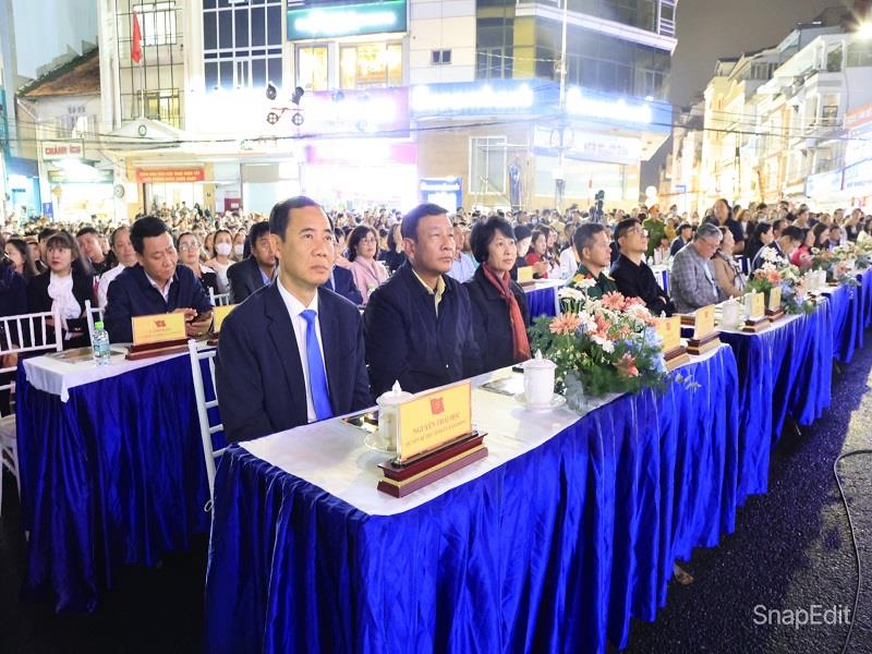 Đồng chí Nguyễn Thái Học - Quyền Bí thư Tỉnh ủy Lâm Đồng cùng các đồng chí UVBTV Tỉnh ủy tham dự Lễ khai mạc