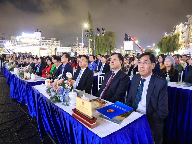 Đồng chí Võ Ngọc Hiệp - UVBTV Tỉnh ủy, Phó Chủ tịch UBND tỉnh và lãnh đạo các sở, ban, ngành tham dự Lễ khai mạc