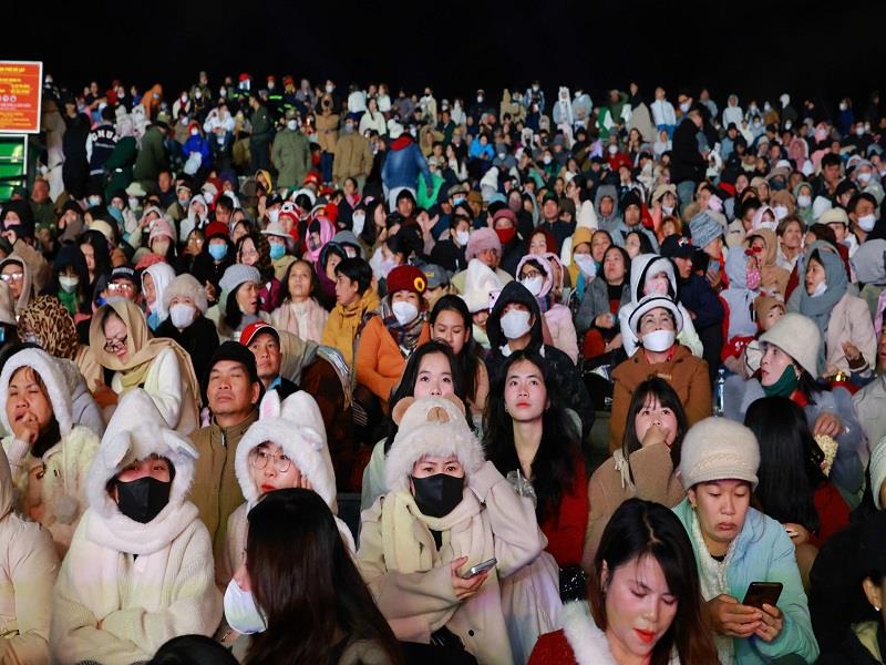 Đông đảo người dân và du khách tham dự Chương trình bế mạc Festival Hoa