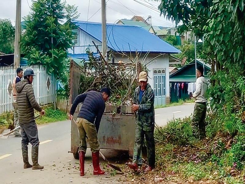 Người dân vùng đồng bào dân tộc thiểu số huyện Lạc Dương tham gia dọn dẹp vệ sinh môi trường đường làng, ngõ xóm