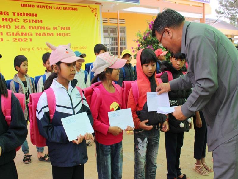 Phó Trưởng Đoàn chuyên trách Đoàn ĐBQH Lâm Đồng Nguyễn Tạo tặng cặp sách, đồ dùng học tập cho các cháu học sinh Trường Tiểu học Đưng K’Nớh