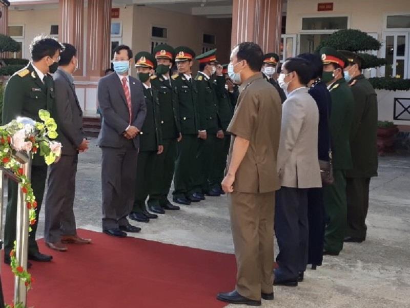 Đại diện lãnh đạo tỉnh và các đồng chí lãnh đạo huyện đứng chờ để tiễn đưa và động viên các công dân lên đường nhập ngũ