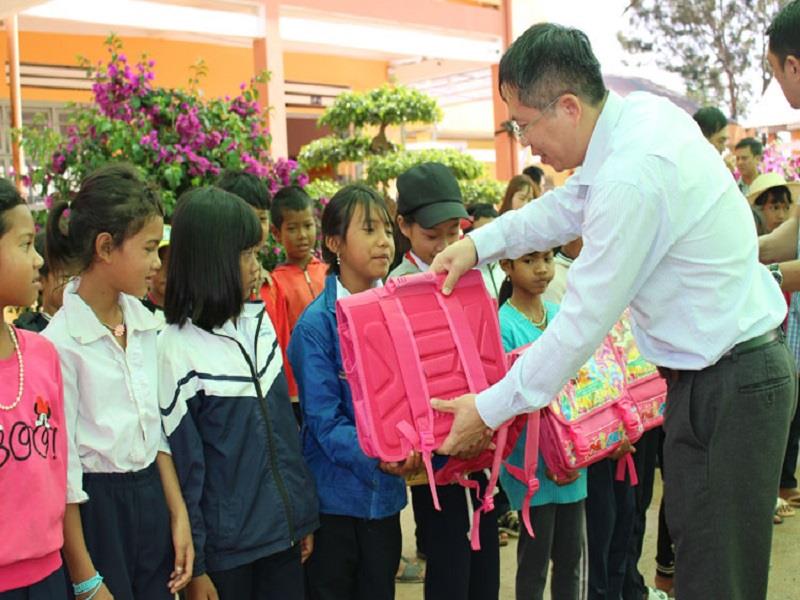ĐBQH Nguyễn Văn Hiển - Viện trưởng Viện Nghiên cứu lập pháp của Ủy ban Thường vụ Quốc hội tặng quà cho các cháu học sinh Trường Tiểu học Đưng K’Nơh
