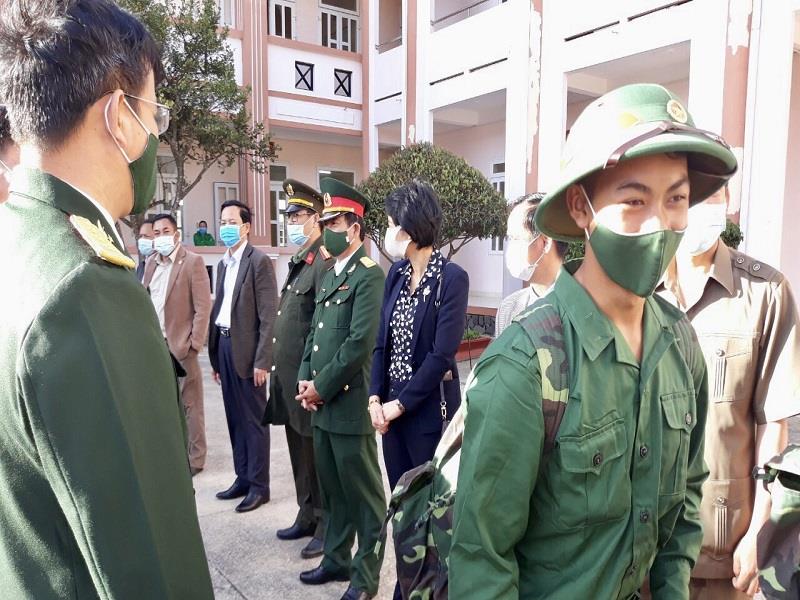 Thanh niên huyện Lạc Dương hăng hái lên đường nhập ngũ