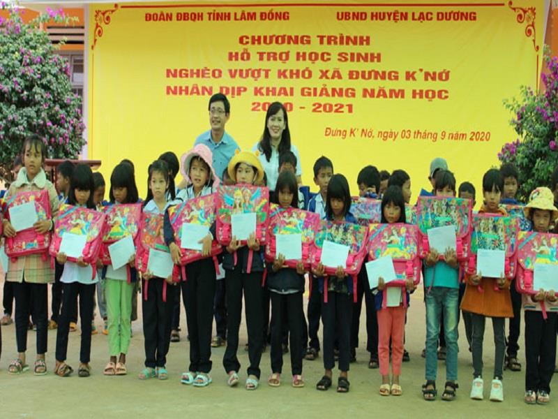 Bà Phạm Thị Hồng Hải - Giám đốc Sở Giáo dục và Đào tạo tỉnh Lâm Đồng tặng quà cho các cháu học sinh Trường Tiểu học Đưng K’Nơh