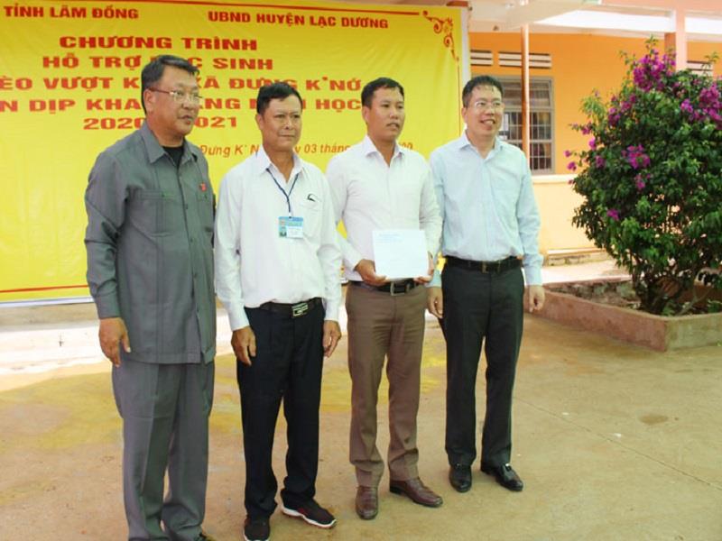 Đoàn ĐBQH Lâm Đồng tặng quà động viên tinh thần công tác của của Ban Giám hiệu, đội ngũ giáo viên, nhân viên Trường Tiểu học Đưng K’Nơh