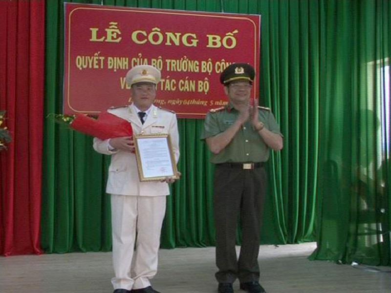 Đại tá Lê Vinh Quy - Giám đốc Công an tỉnh Lâm Đồng trao Quyết định bổ nhiệm Trưởng Công an huyện Lạc Dương (Ảnh: Đức Sâm)