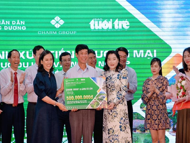 Tập đoàn Charm Group và Khu du lịch Làng Cù lần trao tiền ủng hộ trồng cây xanh cho đại diện Ủy ban Mặt trận Tổ quốc huyện