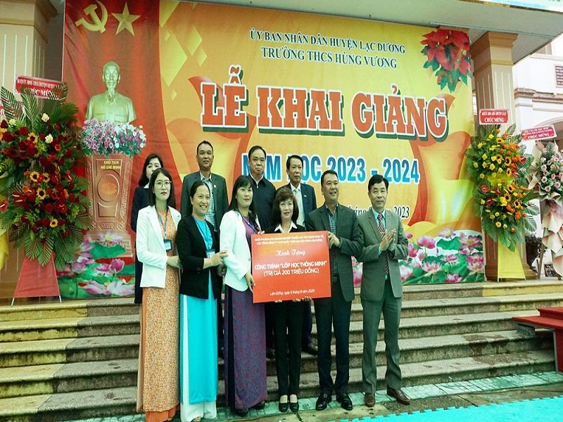 Trao tặng Lớp học thông minh cho Trường THCS Hùng Vương