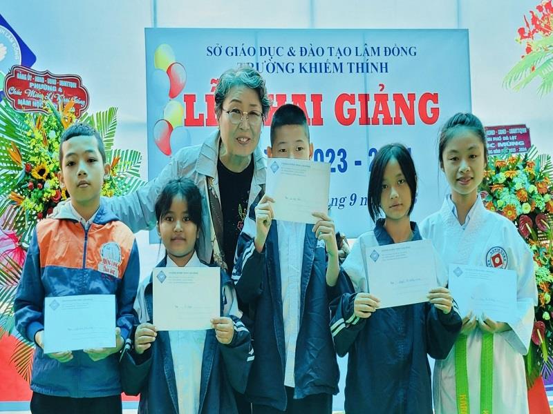 Các tình nguyện viên đến từ Hàn Quốc trao các suất học bổng cho các em học sinh nghèo Trường Khiếm thính Lâm Đồng