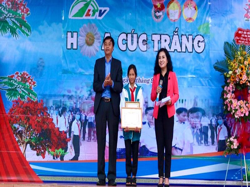 Ông Cil Poh - Phó Chủ tịch UBND huyện Lạc Dương trao số tiền hỗ trợ em Soan Trà