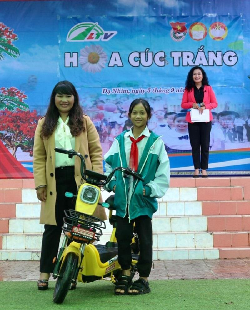 Soan Trà được trao tặng thêm chiếc xe đạp điện để con đường đến trường bớt vất vả