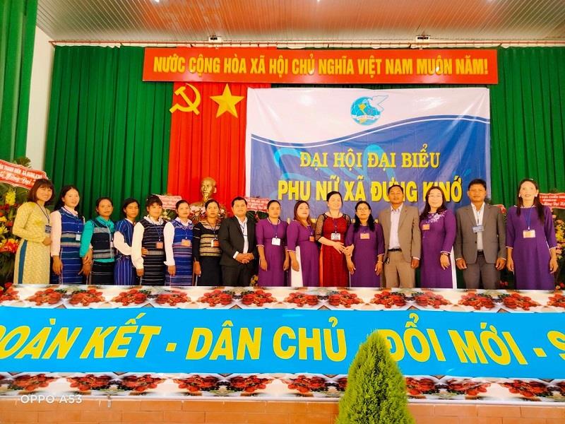 Các đại biểu chụp ảnh lưu niệm với Ban Chấp hành khóa mới