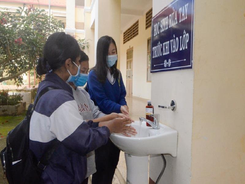 Các trường học trên địa bàn huyện Lạc Dương bố trí nơi rửa tay, sát khuẩn cho học sinh để đảm bảo công tác phòng, chống dịch bệnh COVID-19