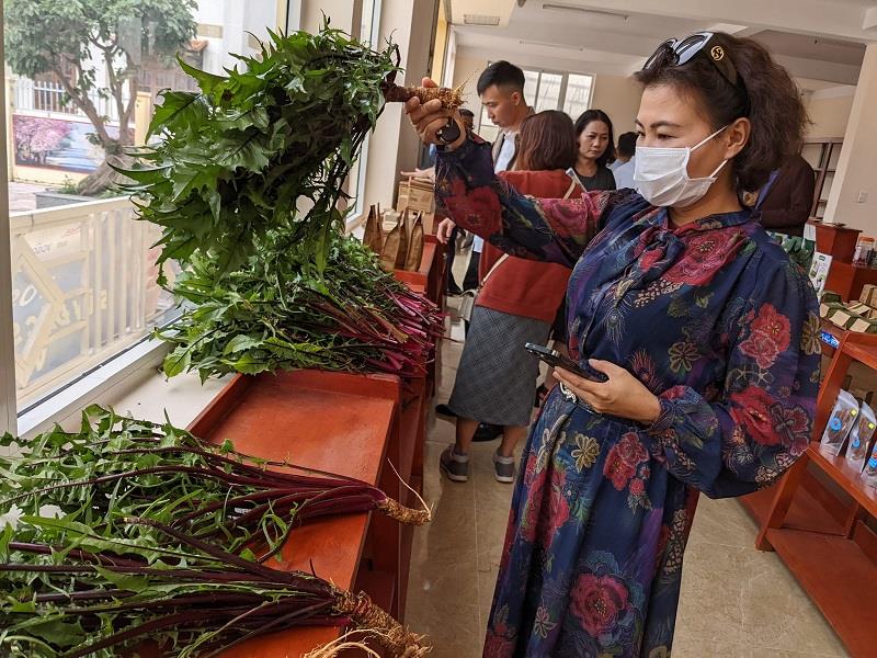 Đoàn công tác tham quan các sản phẩm OCOP tại Trung tâm trưng bày của huyện