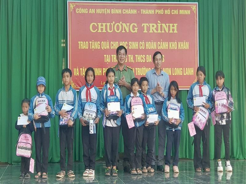 Trao tặng quà cho học sinh có hoàn cảnh khó khăn Trường Tiểu học - THCS Long Lanh