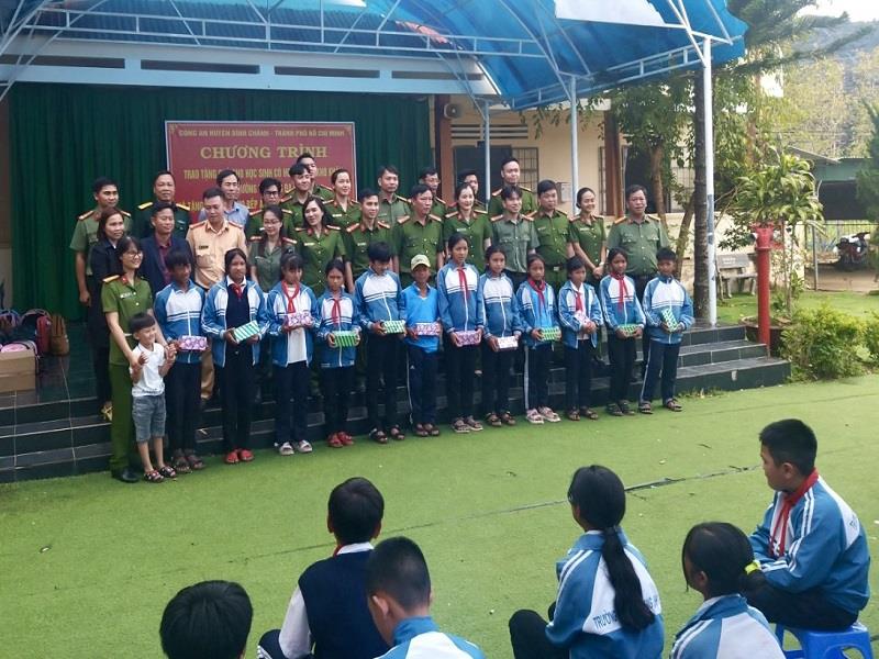 Trao tặng phần thưởng cho học sinh xuất sắc Trường Tiểu học - THCS Long Lanh