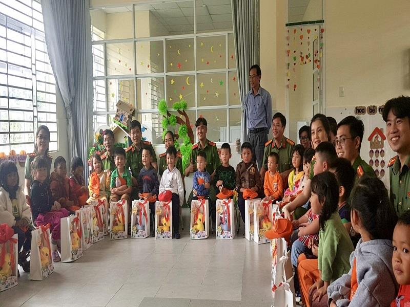 Cán bộ, chiến sĩ Công an huyện Bình Chánh thăm, tặng quà các cháu Trường Mầm non Long Lanh