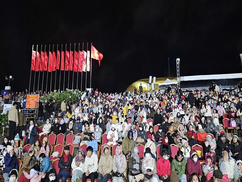 Đông đảo người dân và du khách tham dự Chương trình bế mạc Festival Hoa