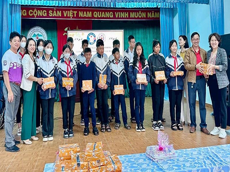 Trao tặng vở cho học sinh có hoàn cảnh khó khăn Trường THCS xã Lát