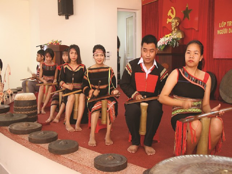Lớp truyền dạy và sử dụng cồng chiêng tại huyện Lạc Dương