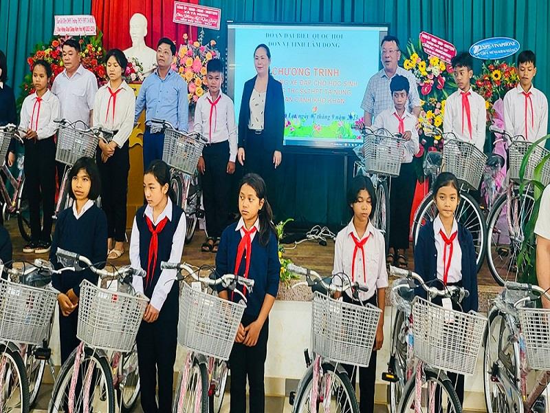 Trao xe đạp cho học sinh Trường THCS Tà Nung, TP Đà Lạt
