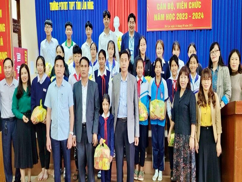 Lãnh đạo huyện Lạc Dương thăm, động viên và tặng quà học sinh Trường PT DTNT THCS huyện Lạc Dương khi chuyển về Trường PT DTNT THCS và THPT tỉnh Lâm Đồng