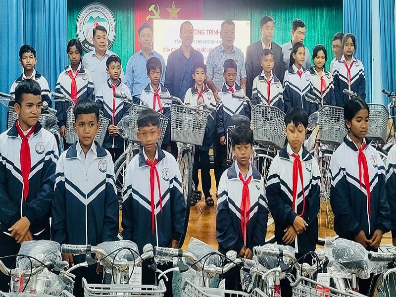 Trao tặng xe đạp cho học sinh Trường THCS xã Lát, huyện Lạc Dương
