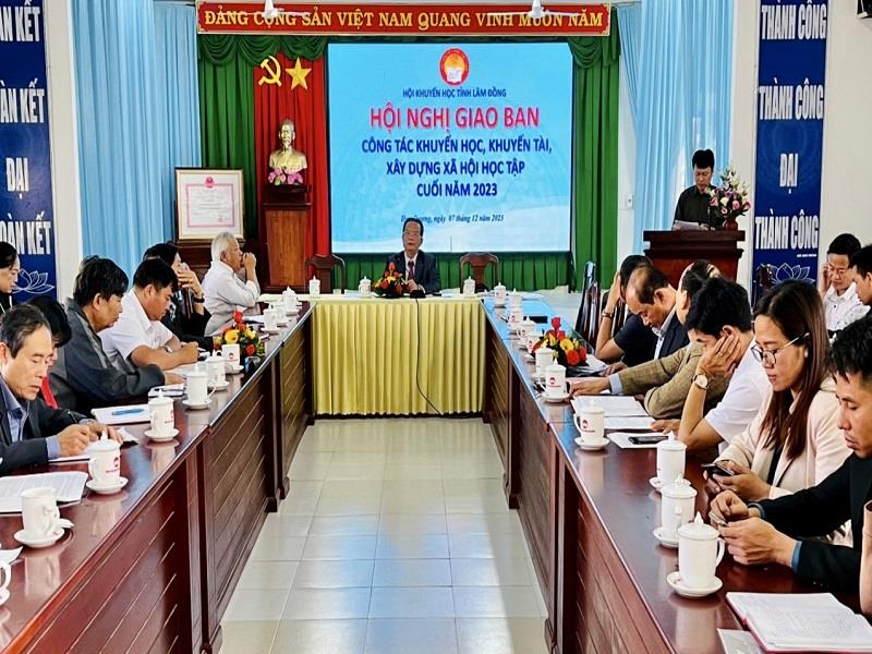 Đại biểu Hội Khuyến học các huyện, thành phố thuộc cụm 1 tham dự hội nghị