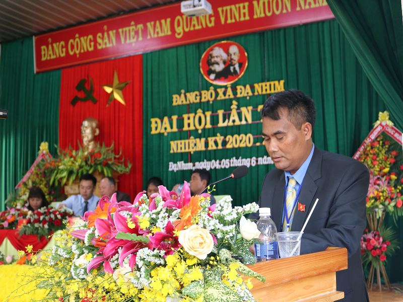 Đồng chí Ya Ti Ong - Phó Bí thư Thường trực Huyện ủy, Chủ tịch HĐND huyện phát biểu chỉ đạo tại Đại hội