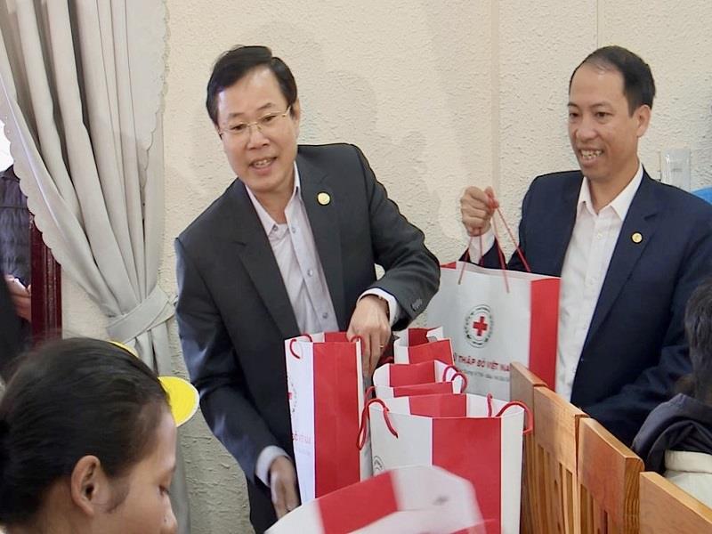 Đồng chí Trương Thị Mai cùng các lãnh đạo của tỉnh và huyện trao quà tặng của Đoàn công tác cho người có công với cách mạng, người đồng bào dân tộc thiểu số và gia đình chính sách huyện Lạc Dương