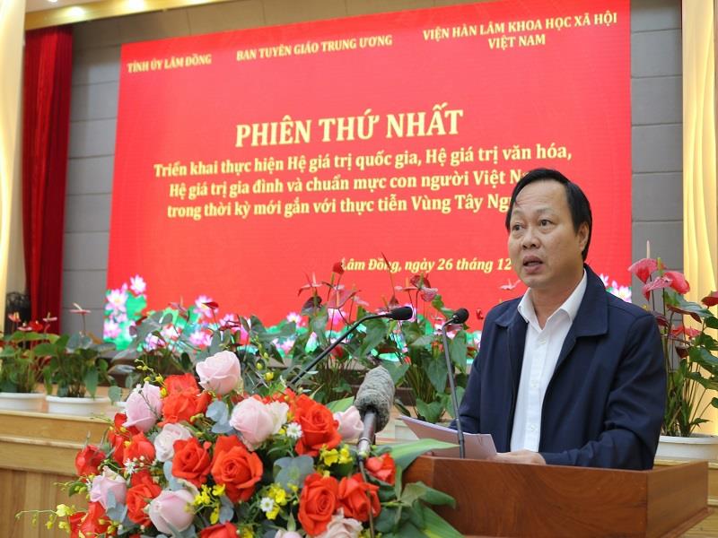 Đồng chí Huỳnh Chiến Thắng - Phó trưởng Ban Tuyên giáo Tỉnh ủy Đắk Lắk trình bày tham luận “Nhận thức của cấp ủy, chính quyền, đoàn thể và Nhân dân về giá trị và xây dựng, giữ gìn, phát huy, phát triển hệ giá trị quốc gia, hệ giá trị văn hóa, hệ giá trị gia đình và chuẩn mực con người Việt Nam ở Đắk Lắk hiện nay”