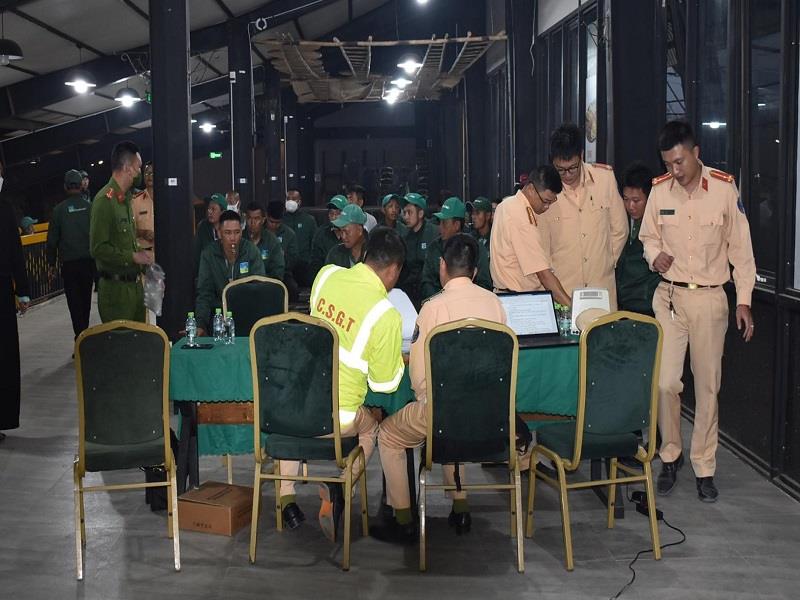 Công an huyện Lạc Dương tuyên truyền Luật giao thông đường bộ, giáo dục pháp luật tại Khu du lịch Lang Biang