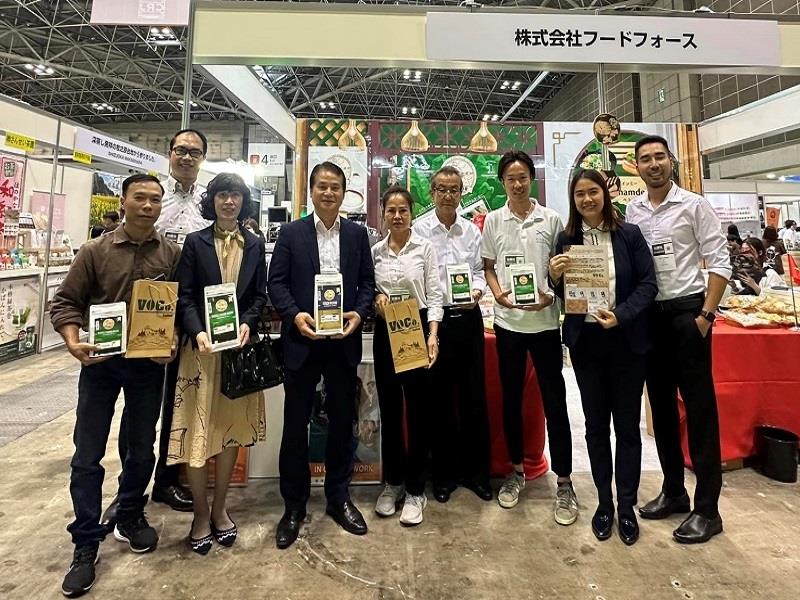 Tham tán Thương mại Tạ Đức Minh (thứ 4 từ trái sang) đến dự và chúc mừng sự hợp tác giữa Công ty Voco và Aikai Group, để đưa cà phê đặc sản Lâm Đồng sang thị trường Nhật Bản