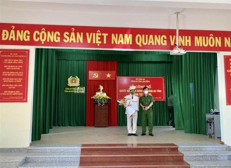 Đại tá Đinh Xuân Huy trao Quyết định và chúc mừng Trung tá Nhữ Văn Doanh