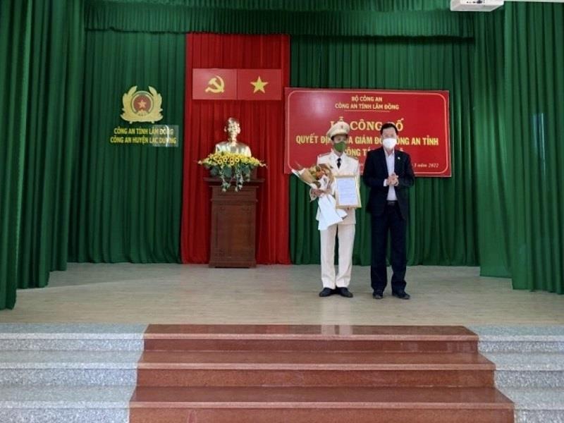 Đồng chí Phạm Triều - Bí thư Huyện ủy, Chủ tịch HĐND huyện Lạc Dương chúc mừng Trung tá Nhữ Văn Doanh