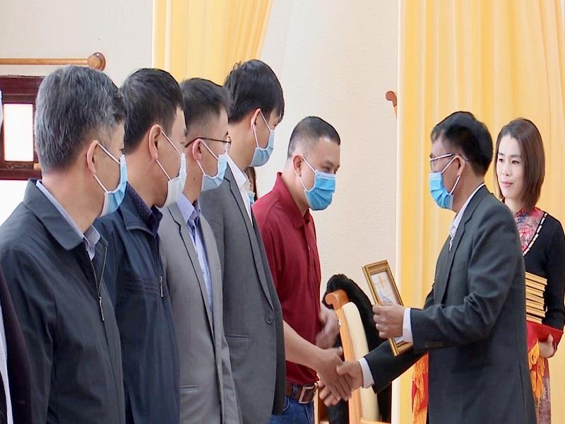 Tặng giấy khen cho các tập thể, cá nhân có thành tích xuất sắc trong công tác triển khai, tổ chức thực hiện cuộc bầu cử