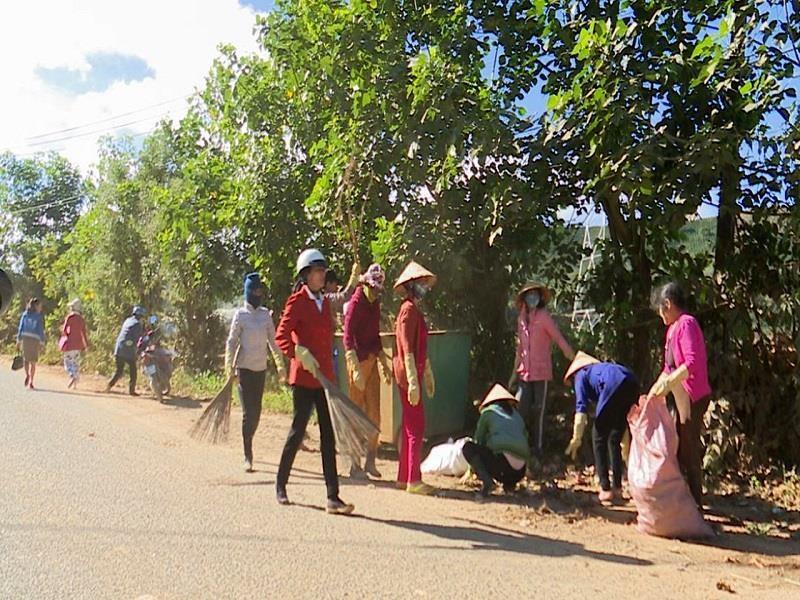 Mô hình “Tuyến đường không rác” thu hút nhiều chị em phụ nữ tại thị trấn Lạc Dương tích cực tham gia