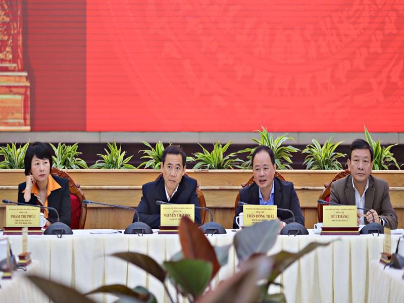 Các đồng chí lãnh đạo Tỉnh uỷ, HĐND, UBND tỉnh chủ trì Hội nghị