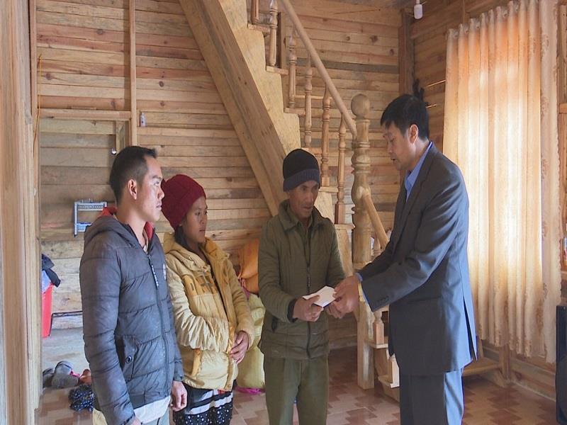 Đồng chí Cil Poh - Phó Chủ tịch UBND huyện (phải ảnh) trao tận tay số tiền 50 triệu đồng cho gia đình ông Rơ Ông Ha Tham