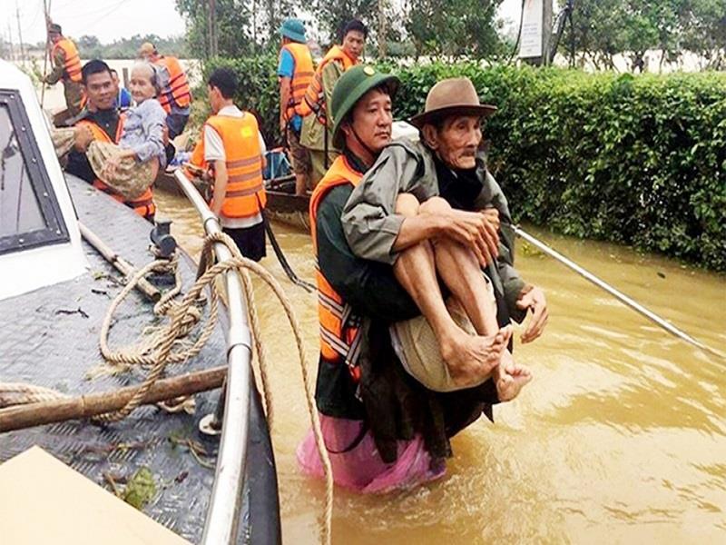 Lực lượng vũ trang tỉnh Quảng Bình sơ tán nhân dân trong bão lũ tháng 10/2020. (Ảnh: Thanh Sơn)