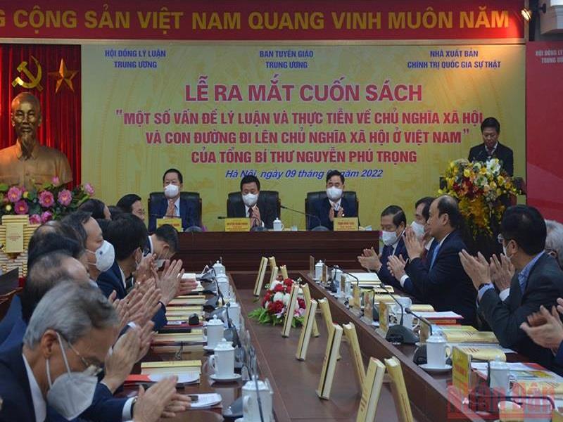 Quang cảnh lễ ra mắt cuốn sách