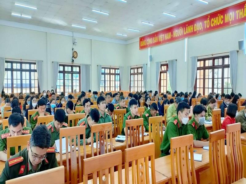 Các đại biểu dự hội nghị tại điểm cầu Huyện ủy