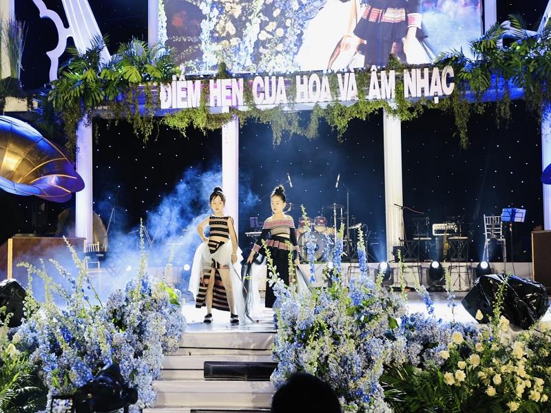 Biểu diễn thời trang thổ cẩm trên sân khấu hoa