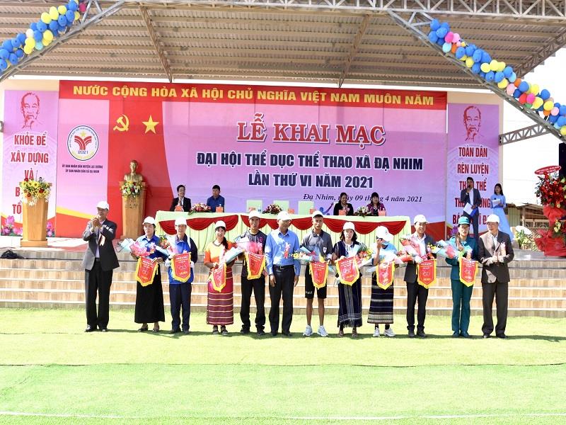 Đồng chí Ya Tiong - Phó Bí thư Thường trực Huyện ủy (đứng giữa ảnh) tặng hoa và trao cờ lưu niệm cho các đội tham dự đại hội