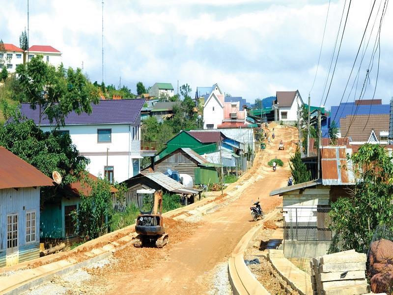 Nhiều tuyến đường liên thôn, xã Đạ Nhim được nâng cấp, mở rộng với sự tham gia hiến đất của người dân